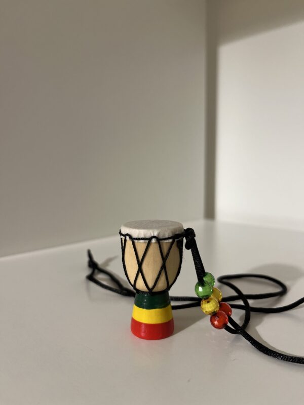Djembe Aafrika trummi kujuline kaelaehe