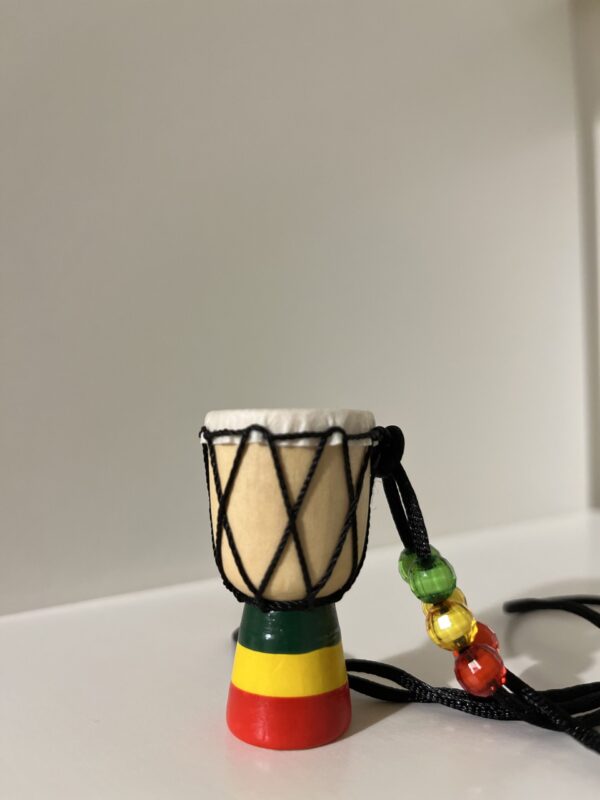 Djembe Aafrika trummi kujuline kaelaehe